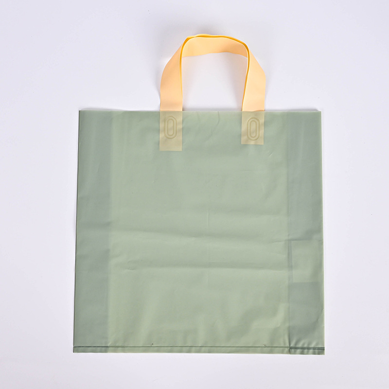 Matt felületű műanyag ruházati csomagoló taska; márka Red bang; eredet Dongguan Humen, Kína; napi termelés 200 000 db; fogantyú 36×3 cm