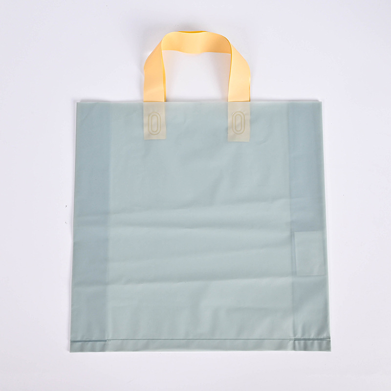 Matt felületű műanyag ruházati csomagoló taska; márka Red bang; eredet Dongguan Humen, Kína; napi termelés 200 000 db; fogantyú 36×3 cm