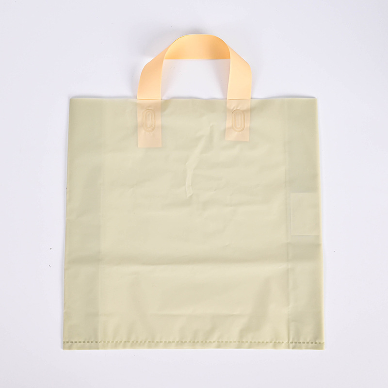 Matt felületű műanyag ruházati csomagoló taska; márka Red bang; eredet Dongguan Humen, Kína; napi termelés 200 000 db; fogantyú 36×3 cm