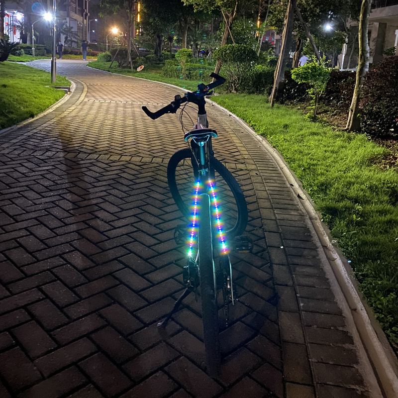 Zadnja svjetiljka za bicikl s dekorativnim osvjetljenjem — Brend: WIMBIKE; Prilagodba proizvodnje: Da; Licencirana privatna oznaka: Da; Uvoz: Ne