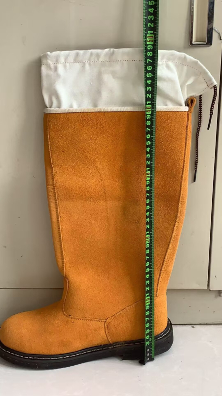 Zaštitne cipele s gornjim dijelom od teleće kože i gumom potplata; visoki gornji dio; otporne na visoke temperature i probijanje, otporne na ulje; prozračne; uporaba: lijevanje, obrada, prašina; marka Tenganda