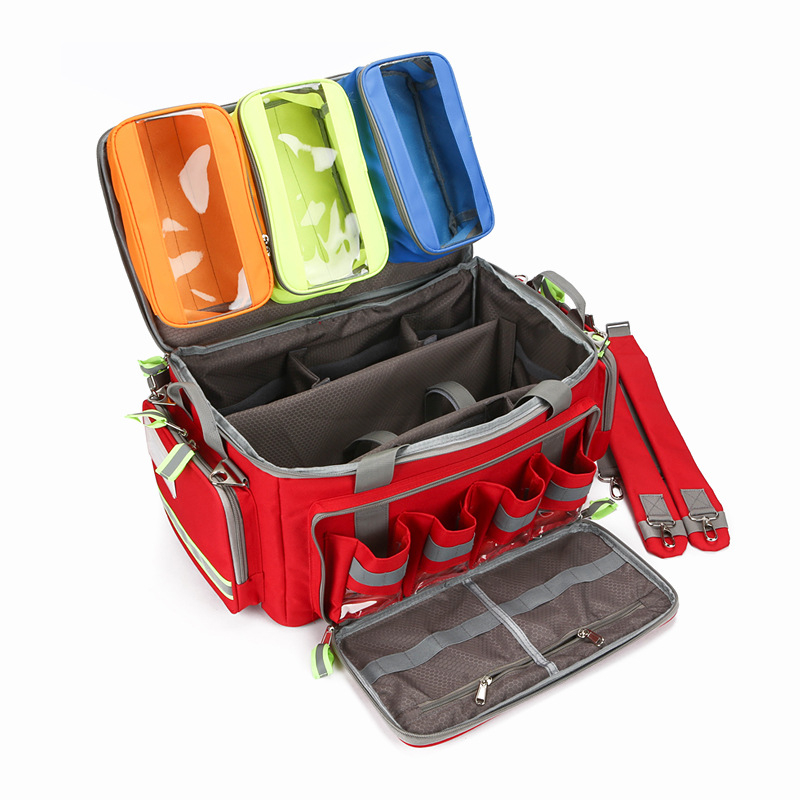 Visoko kapacitna vodootporna torba prve pomoći s tri načina nošenja (ručno, preko ramena, kao ruksak), pretinac za 2L kisik bocu, namijenjeno za vozila hitne pomoći