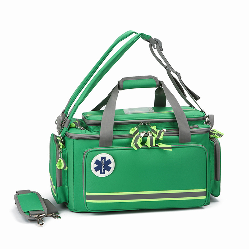Visoko kapacitna vodootporna torba prve pomoći s tri načina nošenja (ručno, preko ramena, kao ruksak), pretinac za 2L kisik bocu, namijenjeno za vozila hitne pomoći