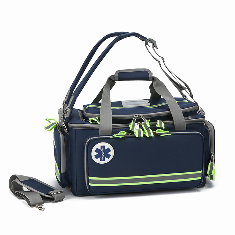 Visoko kapacitna vodootporna torba prve pomoći s tri načina nošenja (ručno, preko ramena, kao ruksak), pretinac za 2L kisik bocu, namijenjeno za vozila hitne pomoći