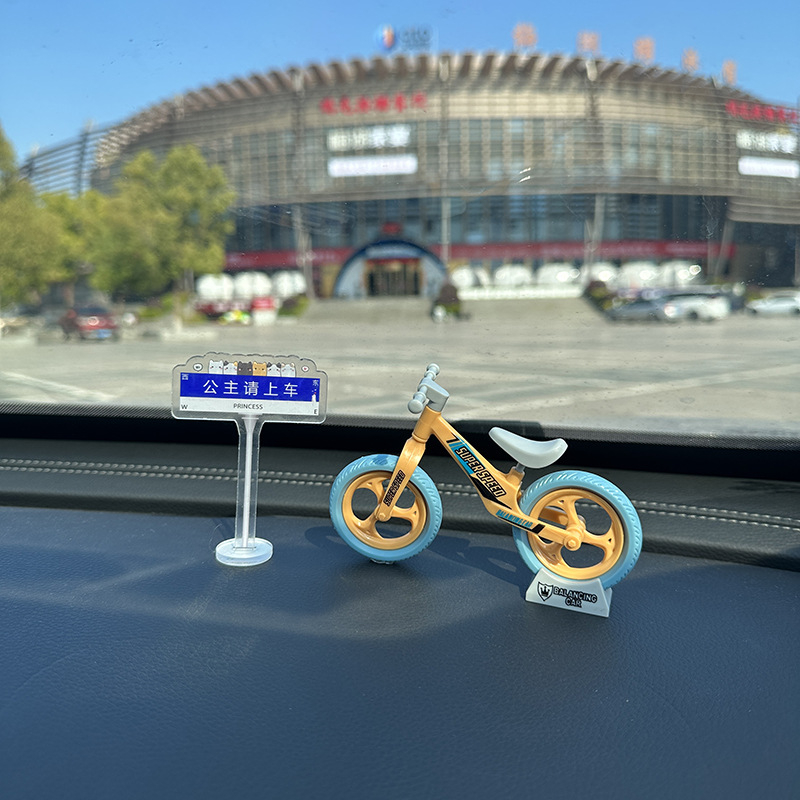 Ornament pentru interiorul mașinii din rășină, stil simplu, funcție de decomprimare, fără marcă