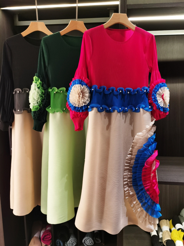 rochie cu pliuri, patchwork în design, mâneci lungi felinar, guler rotund