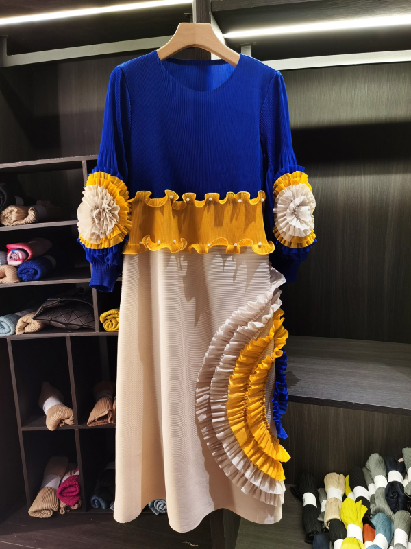 rochie cu pliuri, patchwork în design, mâneci lungi felinar, guler rotund