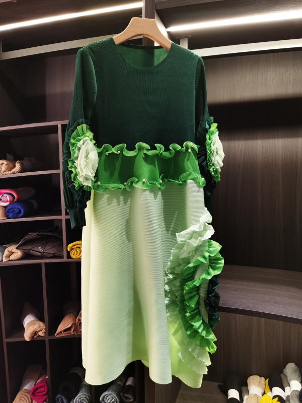 rochie cu pliuri, patchwork în design, mâneci lungi felinar, guler rotund