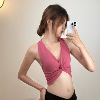 Sportski grudnjak s dubokim V izrezom i halter vratom, tkanina od najlona i spandeksa, uski kroj, standardna duljina, s umetkom za prsa