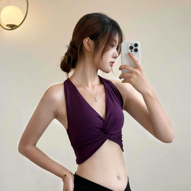 Sportski grudnjak s dubokim V izrezom i halter vratom, tkanina od najlona i spandeksa, uski kroj, standardna duljina, s umetkom za prsa