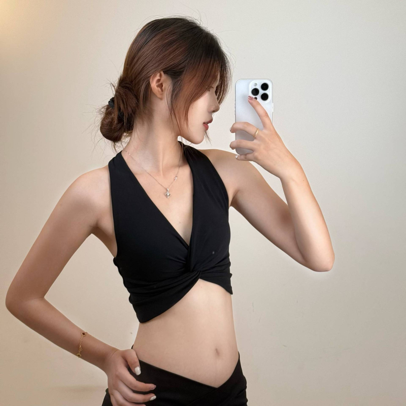 Sportski grudnjak s dubokim V izrezom i halter vratom, tkanina od najlona i spandeksa, uski kroj, standardna duljina, s umetkom za prsa