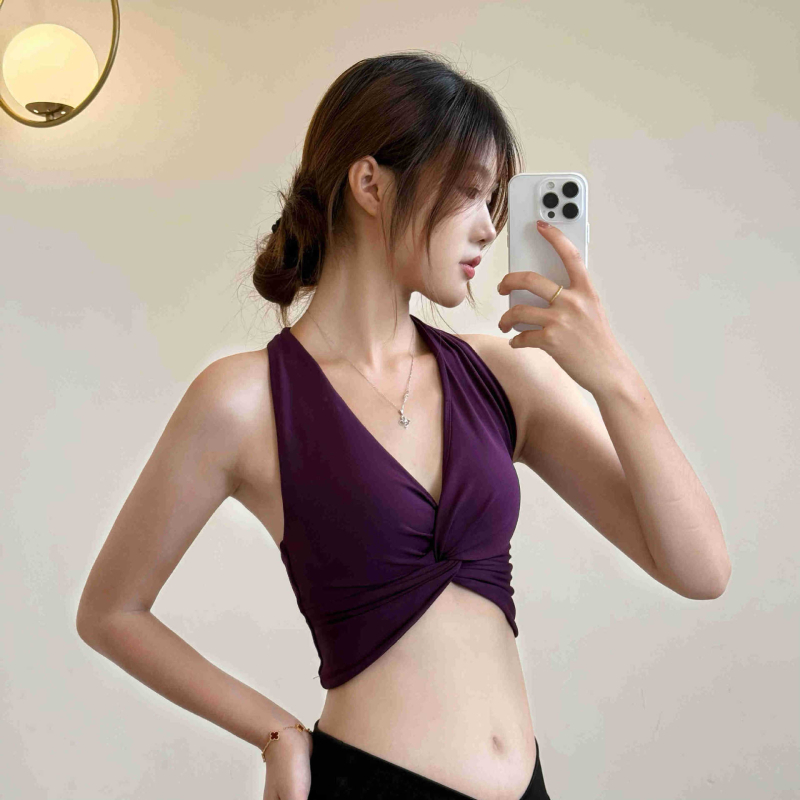 Sportski grudnjak s dubokim V izrezom i halter vratom, tkanina od najlona i spandeksa, uski kroj, standardna duljina, s umetkom za prsa