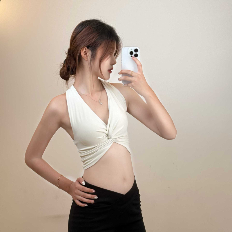 Sportski grudnjak s dubokim V izrezom i halter vratom, tkanina od najlona i spandeksa, uski kroj, standardna duljina, s umetkom za prsa