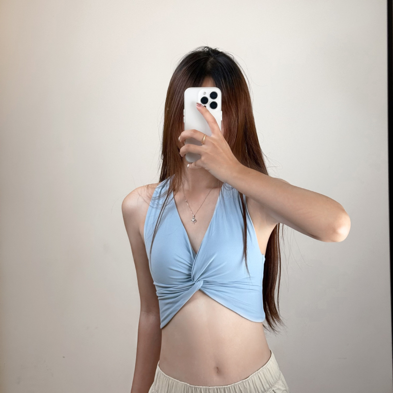 Sportski grudnjak s dubokim V izrezom i halter vratom, tkanina od najlona i spandeksa, uski kroj, standardna duljina, s umetkom za prsa