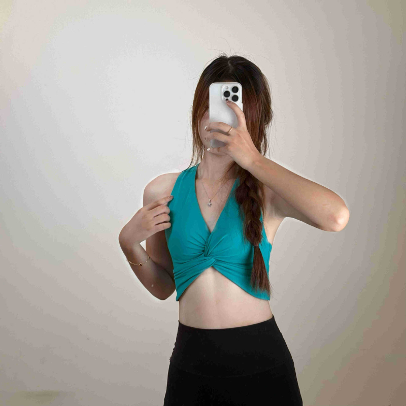 Sportski grudnjak s dubokim V izrezom i halter vratom, tkanina od najlona i spandeksa, uski kroj, standardna duljina, s umetkom za prsa