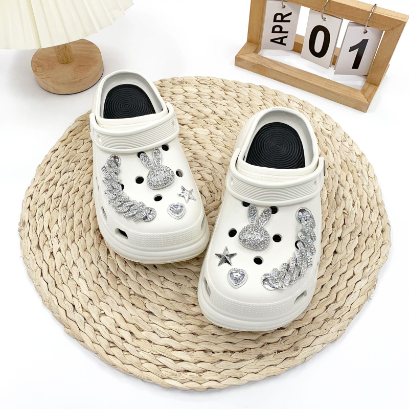 Odvojeni set ukrasa za obuću s kristalnim glavom zeca — set ukrasa za sandale, papuče i Crocs, s kopčom, model Nr-0020, brend New Beauty, pogodan za proljeće, ljeto i jesen