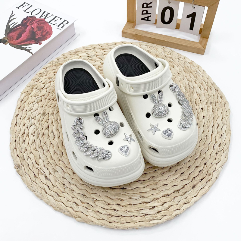 Odvojeni set ukrasa za obuću s kristalnim glavom zeca — set ukrasa za sandale, papuče i Crocs, s kopčom, model Nr-0020, brend New Beauty, pogodan za proljeće, ljeto i jesen