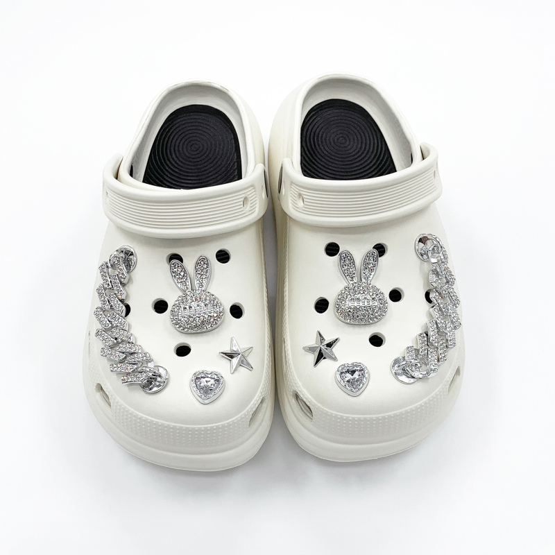 Odvojeni set ukrasa za obuću s kristalnim glavom zeca — set ukrasa za sandale, papuče i Crocs, s kopčom, model Nr-0020, brend New Beauty, pogodan za proljeće, ljeto i jesen