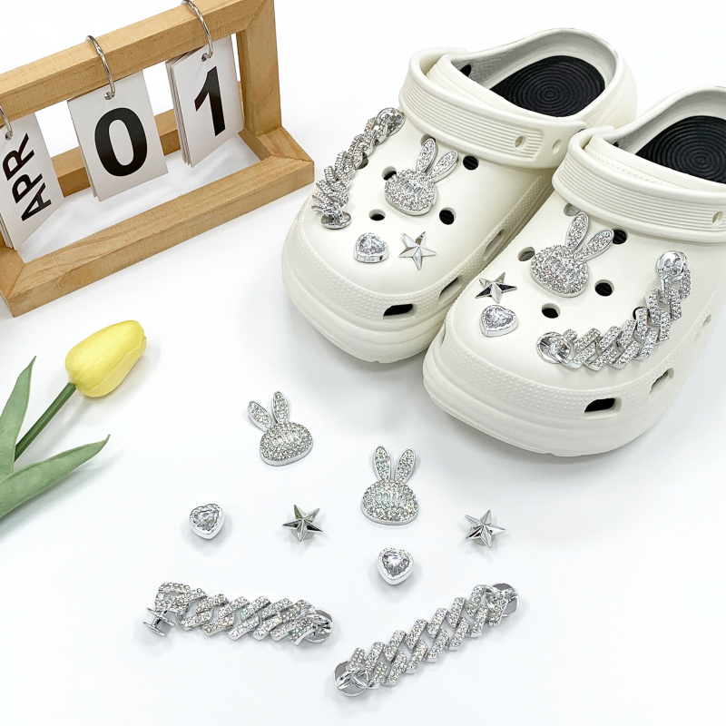 Odvojeni set ukrasa za obuću s kristalnim glavom zeca — set ukrasa za sandale, papuče i Crocs, s kopčom, model Nr-0020, brend New Beauty, pogodan za proljeće, ljeto i jesen
