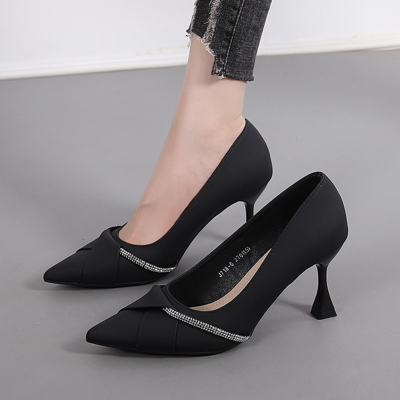 Дамски обувки с високи токчета за офис: остър нос, микрофибърна горна част и подплата, 6–8 см ток, гумена подметка, формално облекло