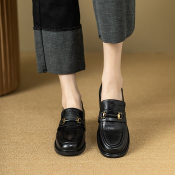 Ženske mokasine od prave kože s okruglim nosom, metalna kopča, slip-on dizajn, niski pet 1–3 cm.