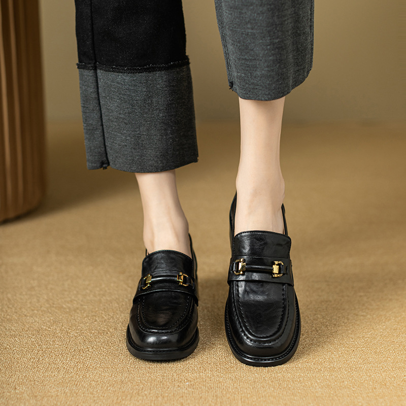 Ženske mokasine od prave kože s okruglim nosom, metalna kopča, slip-on dizajn, niski pet 1–3 cm.