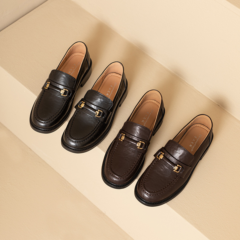 Ženske mokasine od prave kože s okruglim nosom, metalna kopča, slip-on dizajn, niski pet 1–3 cm.