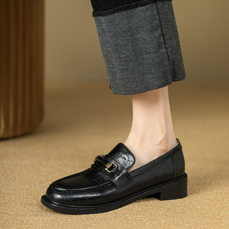 Ženske mokasine od prave kože s okruglim nosom, metalna kopča, slip-on dizajn, niski pet 1–3 cm.