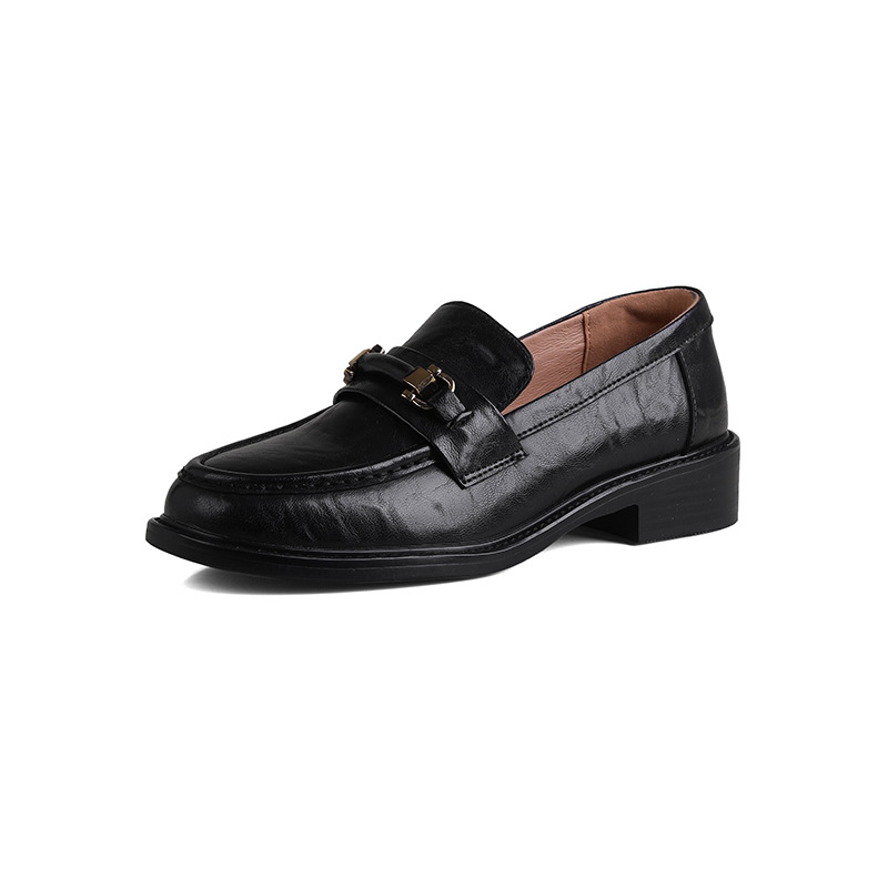 Ženske mokasine od prave kože s okruglim nosom, metalna kopča, slip-on dizajn, niski pet 1–3 cm.