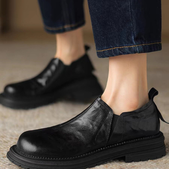 Дамски лофери - кръгъл нос, горна част от овча кожа, каучукова подметка, нисък глезен, дебел ток 3–5 см