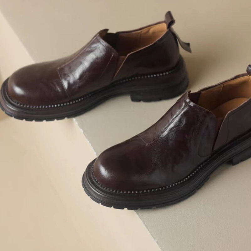 Дамски лофери - кръгъл нос, горна част от овча кожа, каучукова подметка, нисък глезен, дебел ток 3–5 см