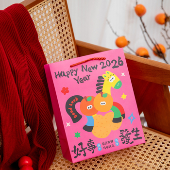 Taška na darček k Novému roku so sedemfarebným koňom, kreslený štýl; materiál: biely kartón, tlač; na sklade, štandardná verzia; vhodné na novoročné darčeky