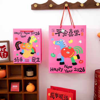 Taška na darček k Novému roku so sedemfarebným koňom, kreslený štýl; materiál: biely kartón, tlač; na sklade, štandardná verzia; vhodné na novoročné darčeky