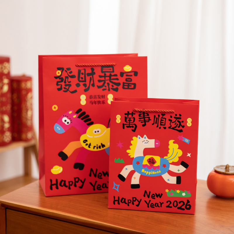 Taška na darček k Novému roku so sedemfarebným koňom, kreslený štýl; materiál: biely kartón, tlač; na sklade, štandardná verzia; vhodné na novoročné darčeky