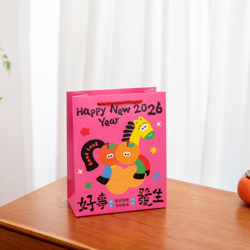 Taška na darček k Novému roku so sedemfarebným koňom, kreslený štýl; materiál: biely kartón, tlač; na sklade, štandardná verzia; vhodné na novoročné darčeky