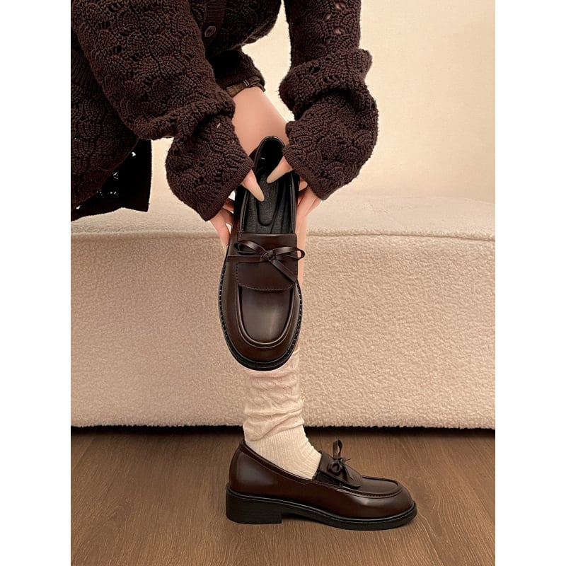 Ženske loaferice s okruglim vrhom, debela peta 6–8 cm, gumom potplatom, vunena uloška