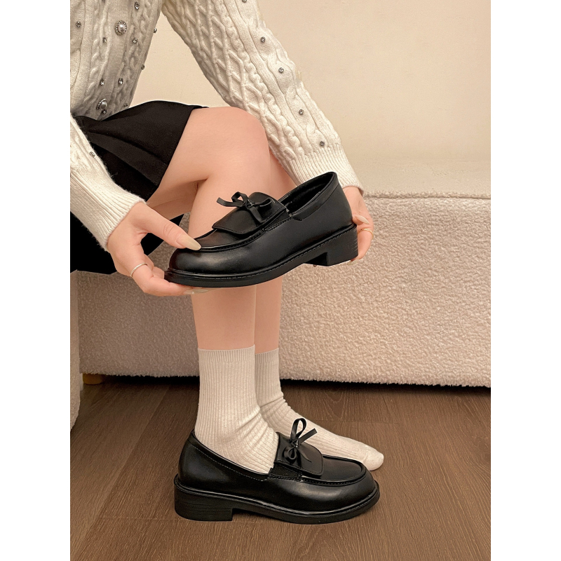 Ženske loaferice s okruglim vrhom, debela peta 6–8 cm, gumom potplatom, vunena uloška