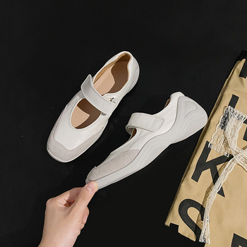 Дамски обувки с дебело ходило; кръгъл нос; горна част естествена кожа + микрофибър; стелка естествена кожа; закопчаване с велкро; подметка гума.