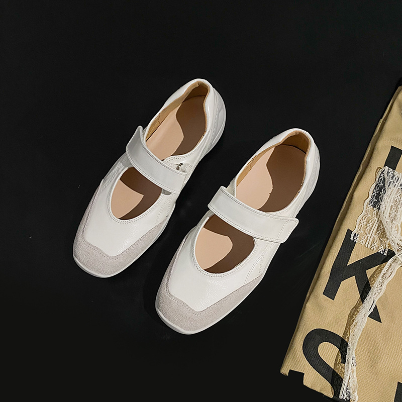 Дамски обувки с дебело ходило; кръгъл нос; горна част естествена кожа + микрофибър; стелка естествена кожа; закопчаване с велкро; подметка гума.