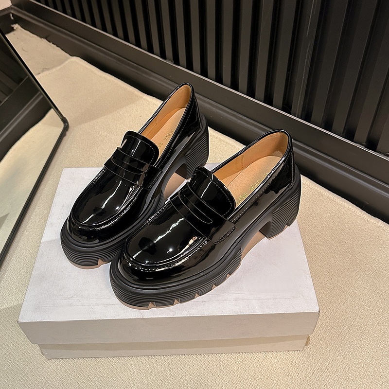 Ženske loaferice s debelim petom 6–8 cm, okrugli nos, gornji dio od super fiber, ulošak PU, potplat od gume
