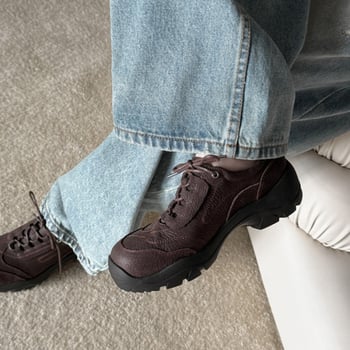 Обувки за работа от естествена кожа, дебели подметки, кръгъл нос, връзки, средна височина на тока 3–5 см