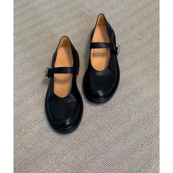 Mary Jane loafers u britskom retro stilu, okrugli nos, gornji dio od kože goveda (drugi sloj), niski pet 3-5 cm, plitak otvor ispod 7 cm, potplat od gume