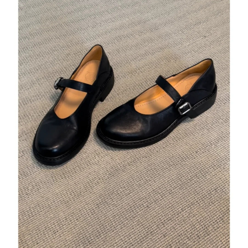Mary Jane loafers u britskom retro stilu, okrugli nos, gornji dio od kože goveda (drugi sloj), niski pet 3-5 cm, plitak otvor ispod 7 cm, potplat od gume