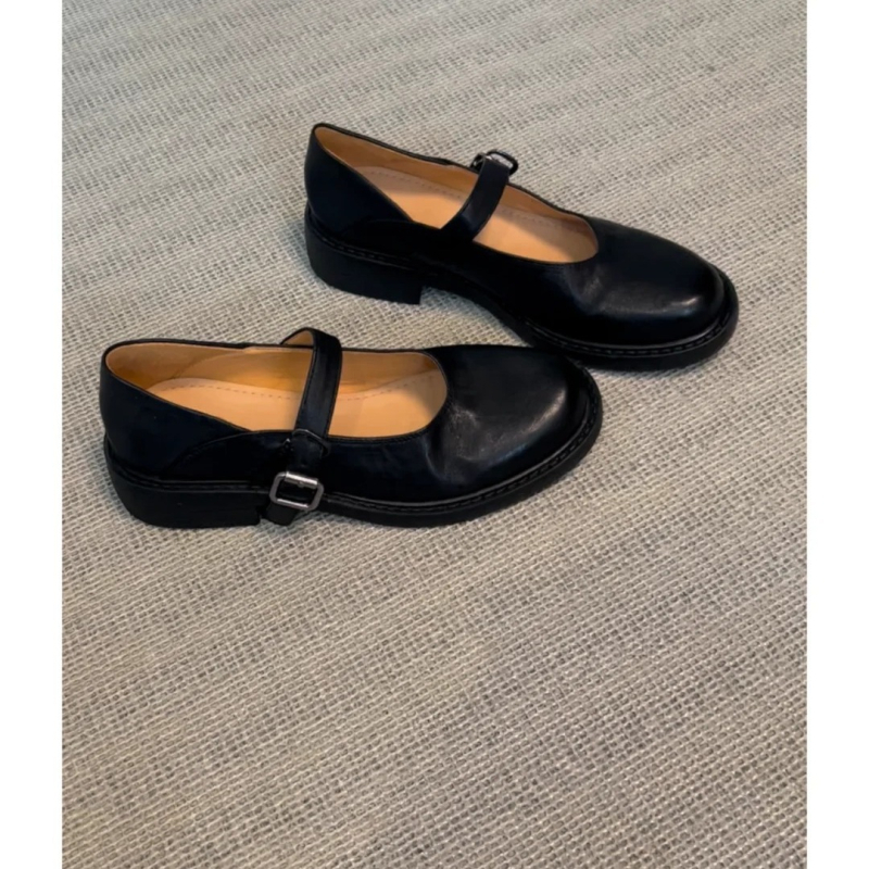 Mary Jane loafers u britskom retro stilu, okrugli nos, gornji dio od kože goveda (drugi sloj), niski pet 3-5 cm, plitak otvor ispod 7 cm, potplat od gume