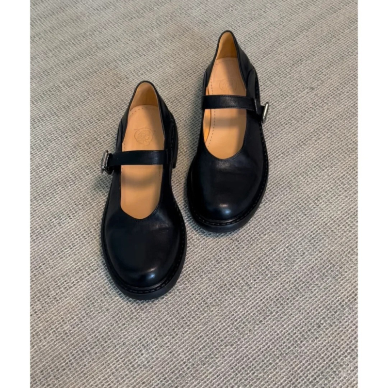 Mary Jane loafers u britskom retro stilu, okrugli nos, gornji dio od kože goveda (drugi sloj), niski pet 3-5 cm, plitak otvor ispod 7 cm, potplat od gume