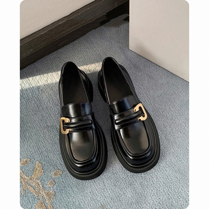 Ženske kožne loaferice — zaobljeni vrh, gornji dio od kože s kvadratnom kopčom, 3–5 cm debeli pet, gumeni potplat