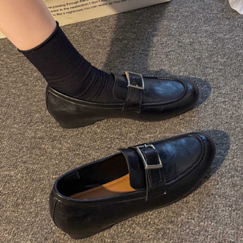 Cipele od kože u akademskom stilu — gornji dio od kravlje kože, okrugli vrh, niski debeli pet, bez vezivanja (slip-on)