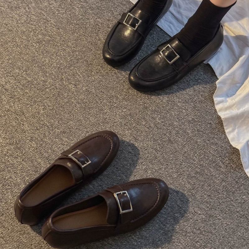 Cipele od kože u akademskom stilu — gornji dio od kravlje kože, okrugli vrh, niski debeli pet, bez vezivanja (slip-on)
