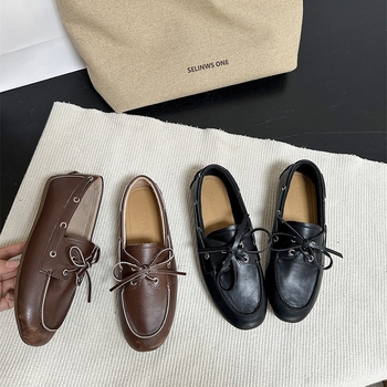 Ženske loafers, retro stil, okrugla vrh, ravna peta — gornji materijal: Super Fiber; zatvaranje: Kick; unutarnji materijal: ovčja koža