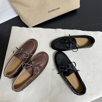 Ženske loafers, retro stil, okrugla vrh, ravna peta — gornji materijal: Super Fiber; zatvaranje: Kick; unutarnji materijal: ovčja koža